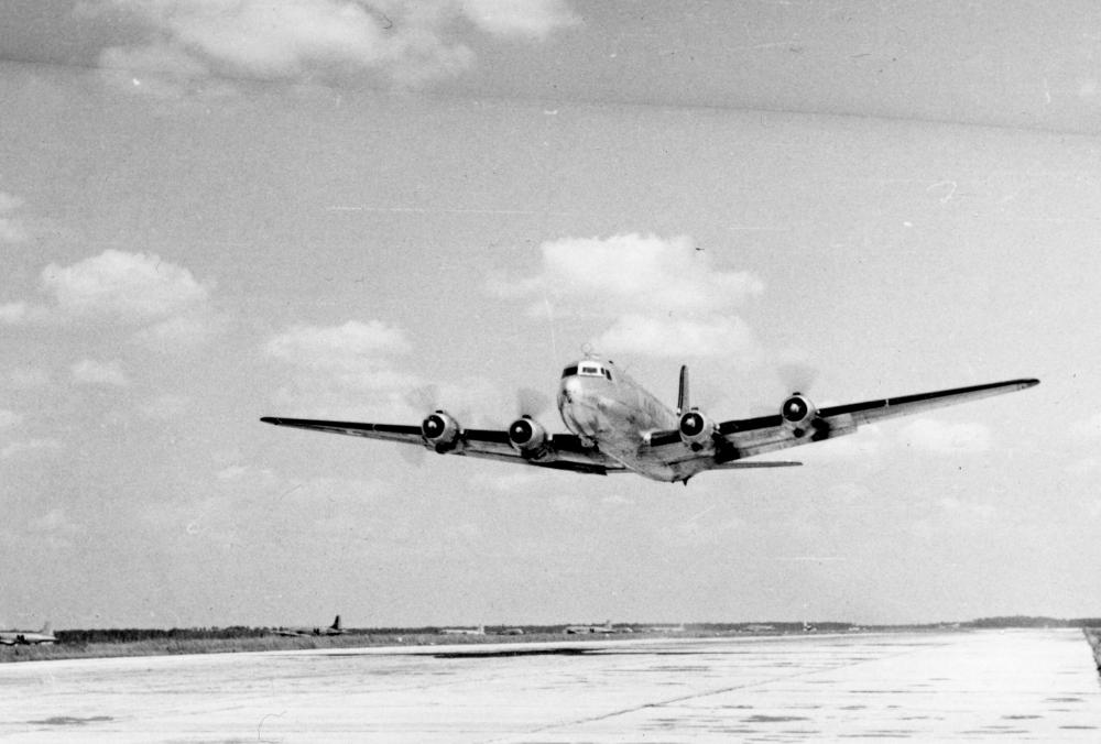 Transportmaschinen wie der C-54 Skymaster machen es möglich, täglich bis zu 8.000 Tonnen an Produktions- und Versorgungsgütern nach Berlin zu bringen.