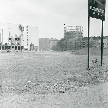 Blick auf den Schöneberger Gasometer, 1976. Für den Bau des modernistischen Wohnkomplexes „Schöneberger Terrassen“ (heute unter Denkmalschutz) wurde die vorher dort befindliche Bärenbier-Brauerei abgerissen
