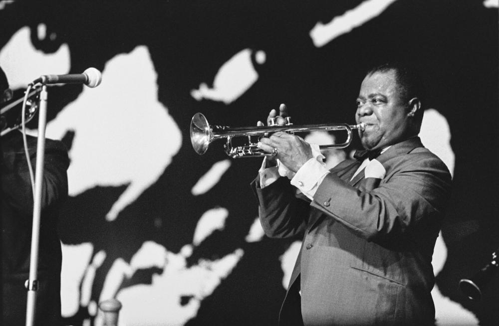 Jazzmusiker Louis Armstrong während seines Konzertauftritts im März 1965, Messehalle Leipzig.